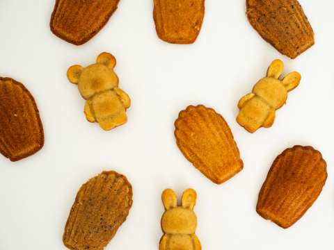 玄米粉で焼き上げたマドレーヌと、クマ型のかわいいマドレーヌ。動物性不使用のやさしい素材で作られた、見た目も楽しいグルテンフリースイーツ。