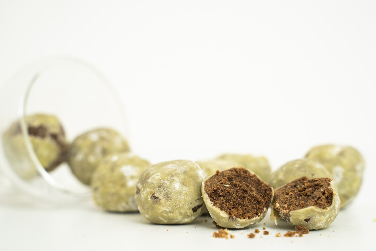 ギフトラッピングされたほうじ茶スノーボール。希少なオーガニック八女ほうじ茶を使った香り豊かな焼き菓子。袋+箱入りで贈答用にも最適